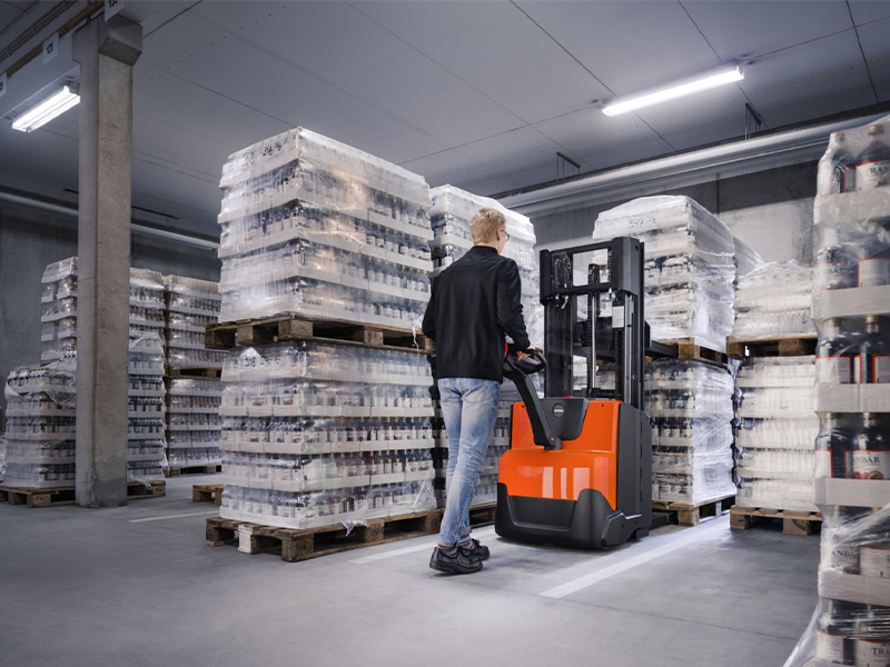 Toyota Gabelstapler Toyota SWE140L - 100 Ah LiIon - Triplex HiLo 4104 mm - Tandem (SOFORT LIEFERBAR Neumaschinen) 1 Toyota SWE140L - 100 Ah LiIon - Triplex HiLo 4104 mm - Tandem (SOFORT LIEFERBAR Neumaschinen)