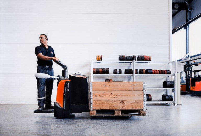 Toyota Gabelstapler Miete: Elektro-Niederhubwagen | 2,5 t mit Plattform 7 ITL Gabelstapler Mietstapler Elektro-Niederhubwagen 2,5t mit Plattform Anwendung