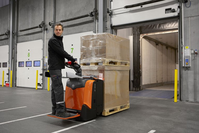 Toyota Gabelstapler Miete: Elektro-Niederhubwagen | 2,5 t mit Plattform 6 ITL Gabelstapler Mietstapler Elektro-Niederhubwagen 2,5t mit Plattform Anwendung