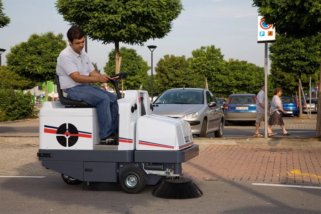 Toyota Gabelstapler Mieten: Industrie-Kehrmaschine | Kehrbreite 1100mm | Reinigungsfläche 8.800 qm/h 4 ITL Gabelstapler Mietstapler Industrie Kehrmaschine Dulevo Kehrbreite 1100mm