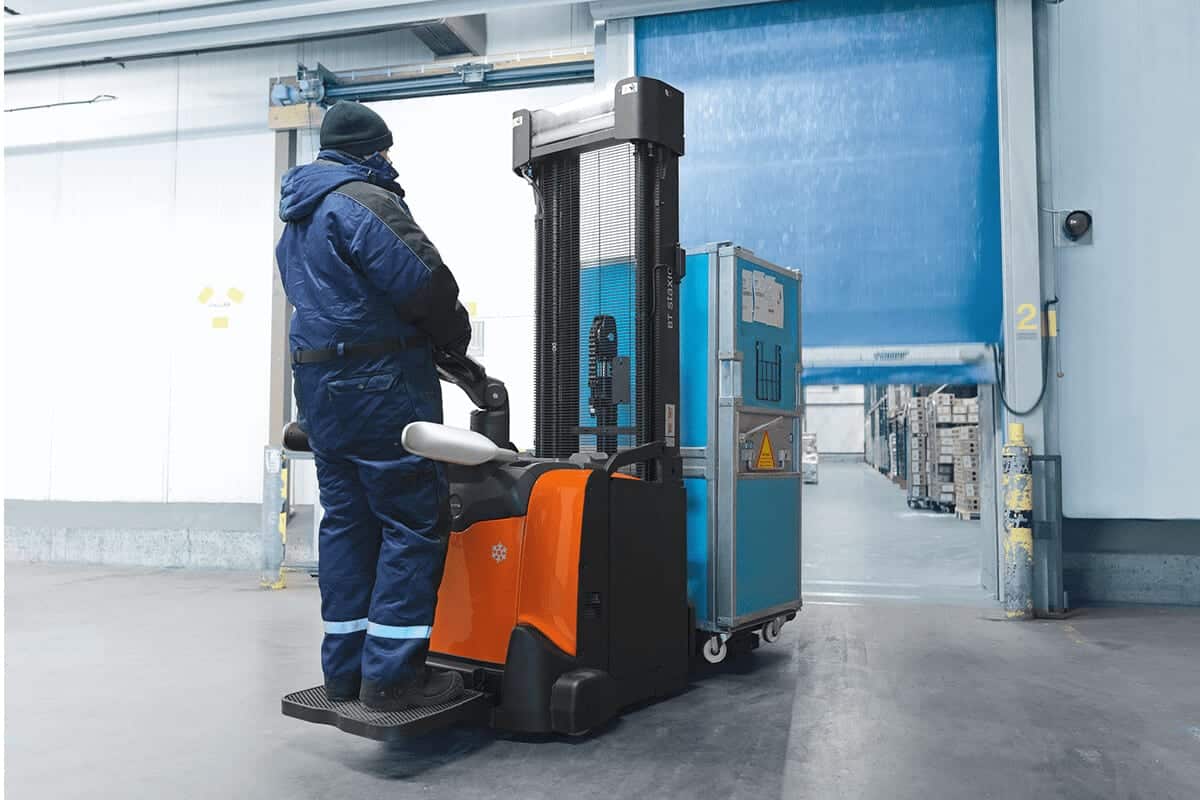 Toyota Gabelstapler Toyota SPE160L - 225 Ah Blei - Triplex HiLo 5400 mm - Bügel (SOFORT LIEFERBAR Neumaschinen) 1 Toyota SPE160L - 225 Ah Blei - Triplex HiLo 5400 mm - Bügel (SOFORT LIEFERBAR Neumaschinen)